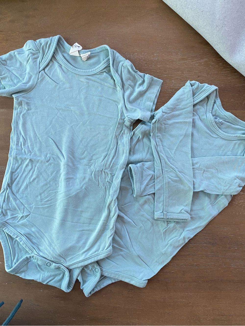 Kyte BABY short and long sleeve bodysuit bundle in “Sage” 6-12 mo
